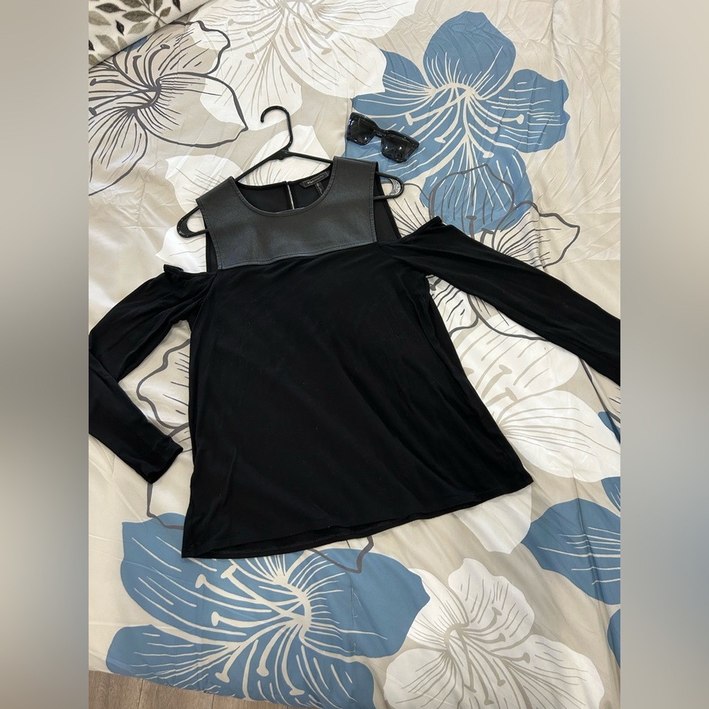 💰PRICE ⬇️ BCBG MAXAZRIA • Black Long Sleeve Faux Leather Top • size M